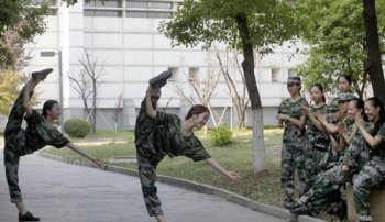 女生軍訓時褲子開檔,定做服裝質量為何這么水?