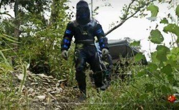 狂人穿定做服裝讓莽蛇活吞(圖)