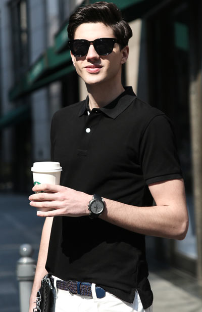 純黑色高檔POLO衫定做款式模特效果圖