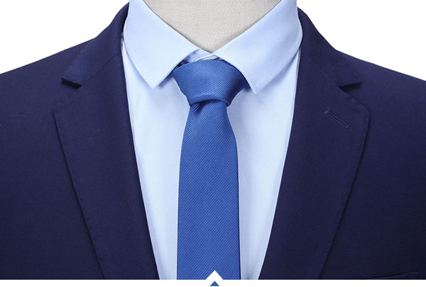 蘭色商務西裝定做衣領細節特寫圖